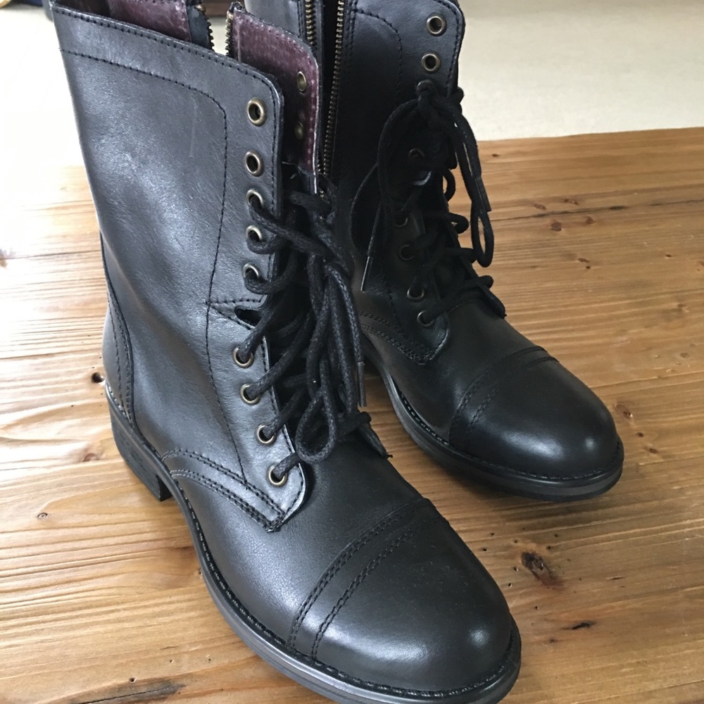 NWOT leather Steve Madden boots.